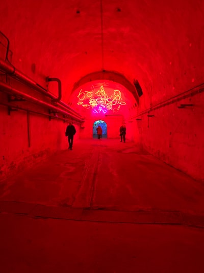 红色隧道